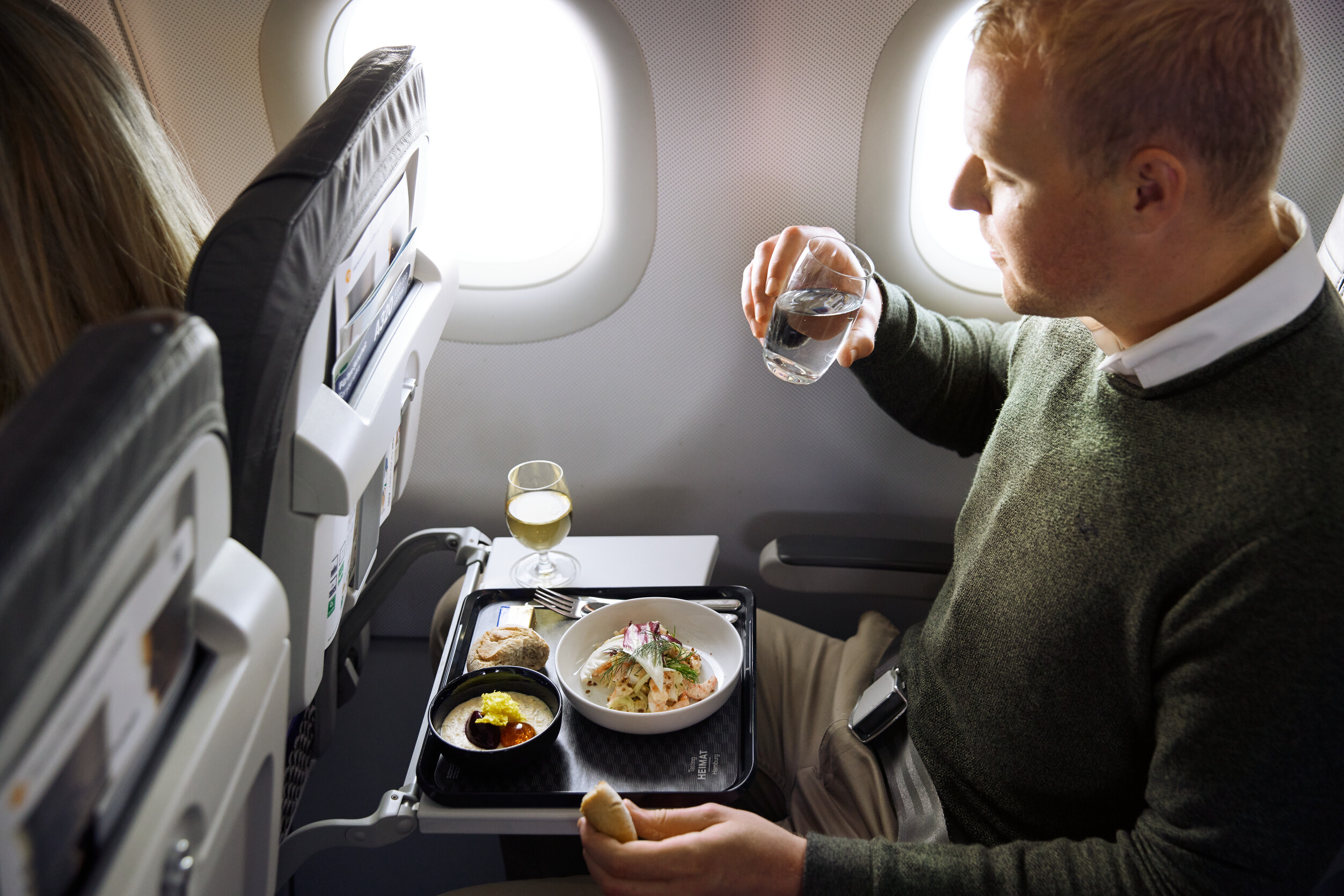 Buisness Class Passagier Titel A Business Class passenger enjoys his menu during the flight