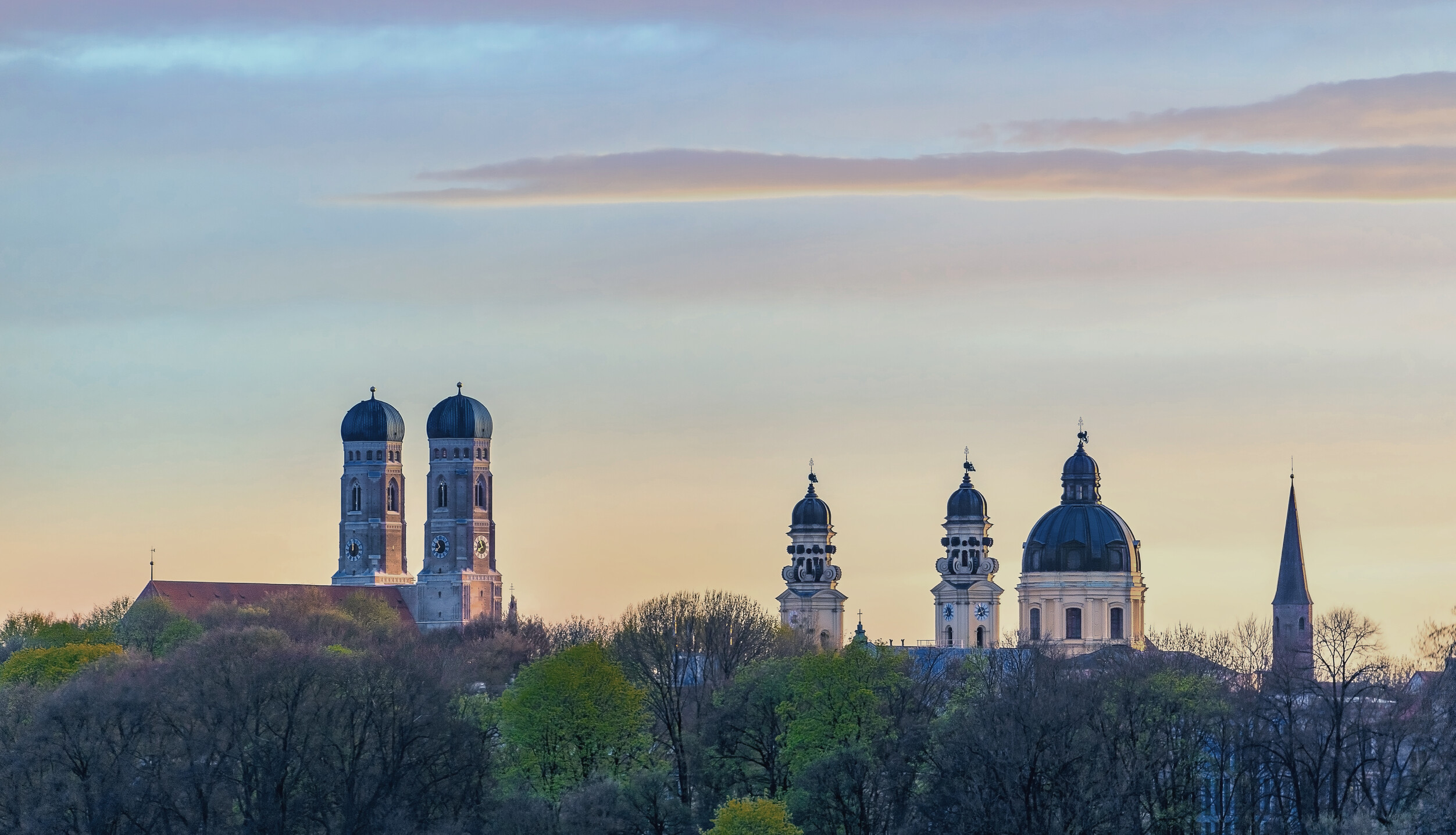 Drei Münchener Kirchen im Morgenlicht